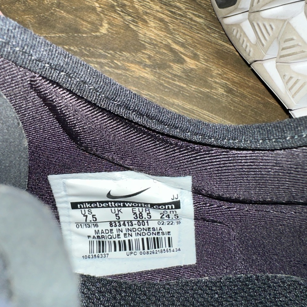 Women’s Nike Black Sneakers - Picture 6 of 7